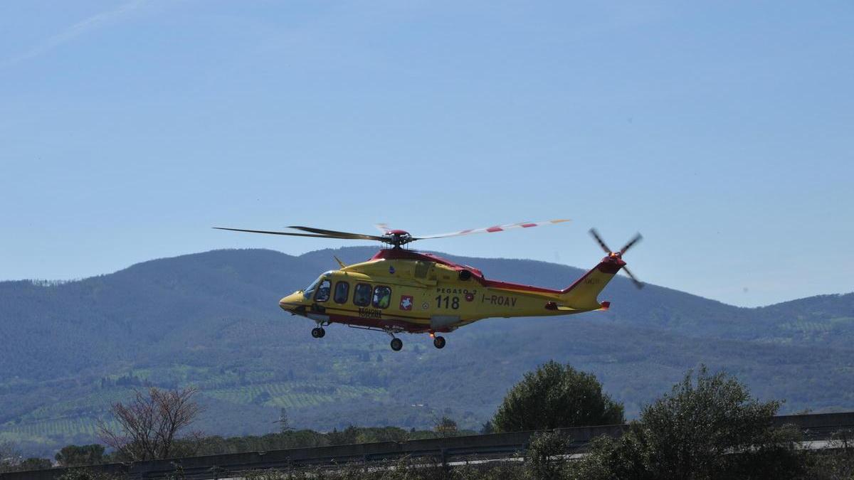 Stazzema, escursionista scivola in un canalone di duecento metri: è grave