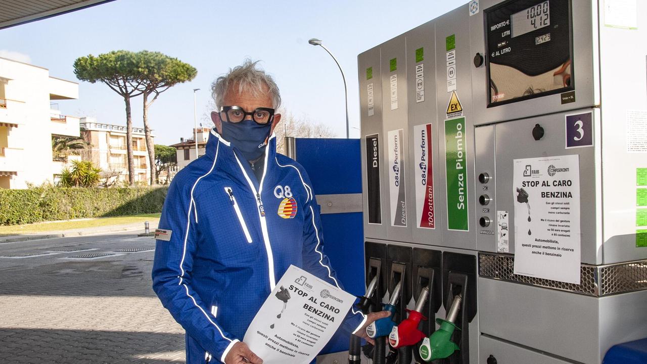 Caro carburante, parte la protesta dei benzinai in Versilia: «Impianti con self-service al buio di notte»
