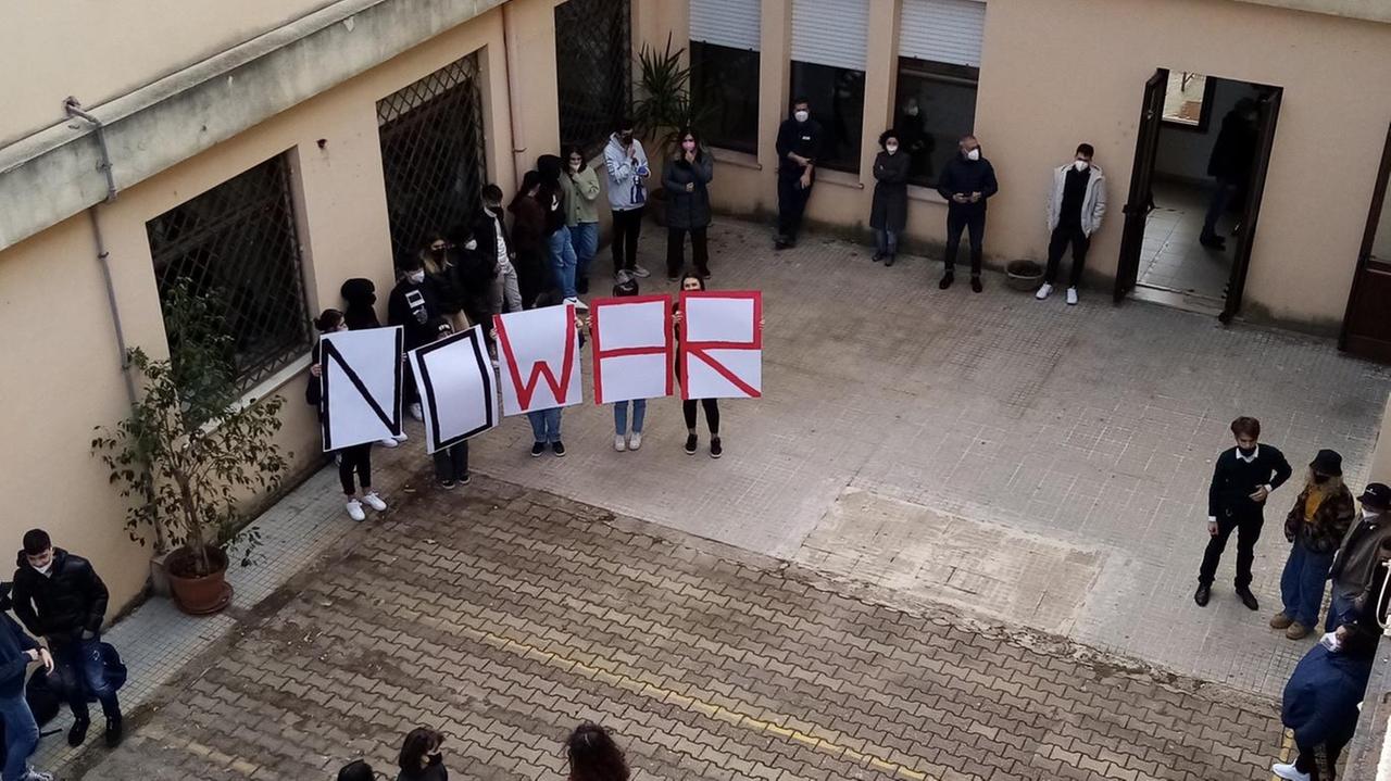 I docenti e gli studenti del Liceo “Figari” hanno manifestato contro la guerra