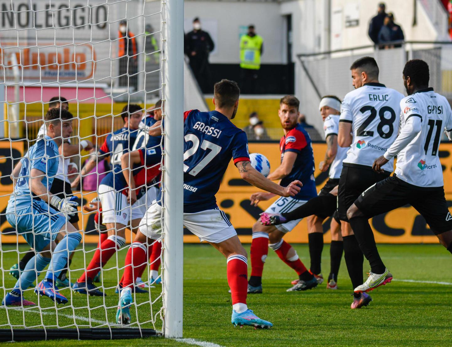 Il Cagliari affonda Lo Spezia fa festa 