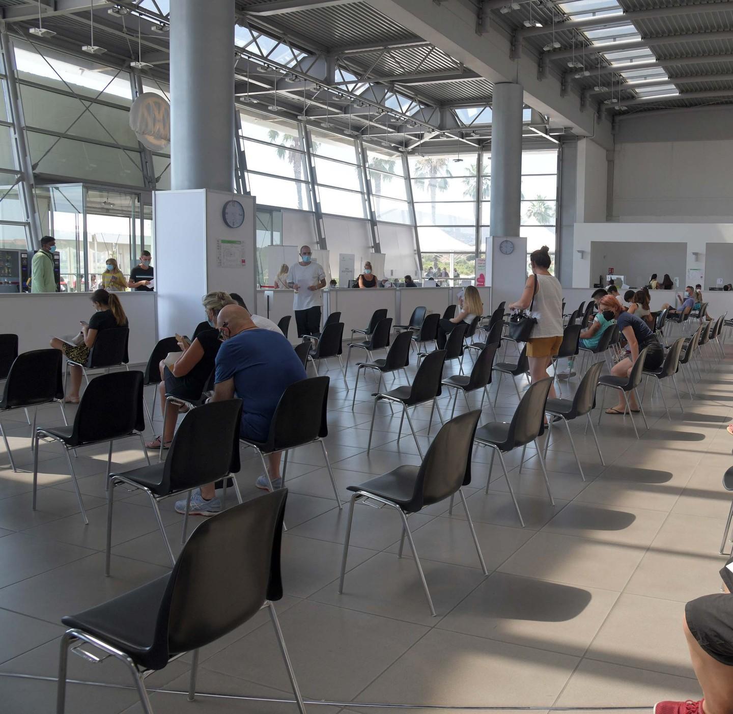 L’hub di Olbia trasloca: da martedì 15 i vaccini si fanno all’aeroporto 