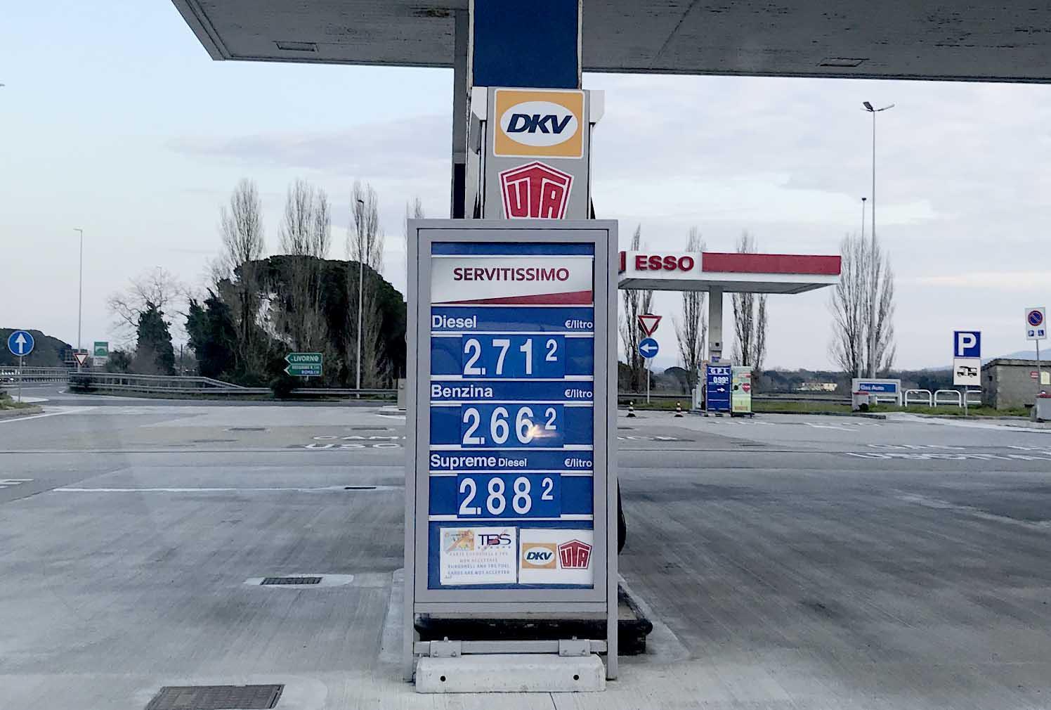Aumenti anomali: la benzina sfiora i tre euro in autostrada tra Pisa e Livorno. La spiegazione del gestore