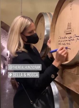 Michelle Hunziker firma una botte di Sella e Mosca