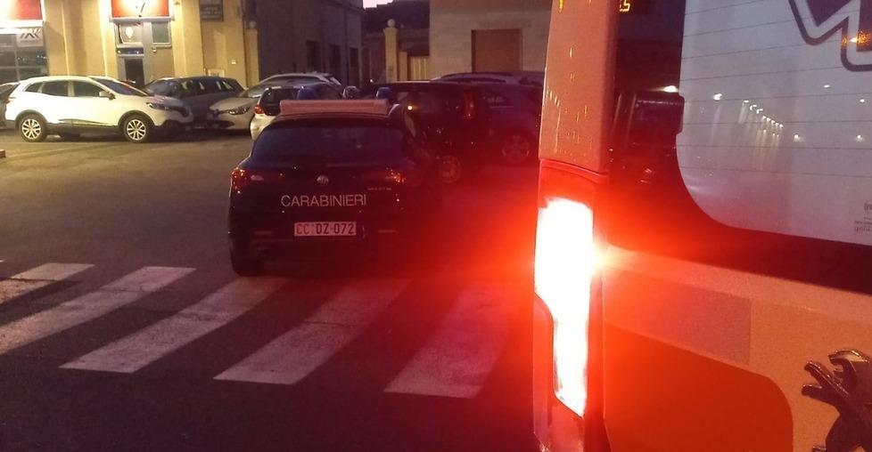 La pattuglia dei carabinieri e l’ambulanza della Svs in largo Bellavista