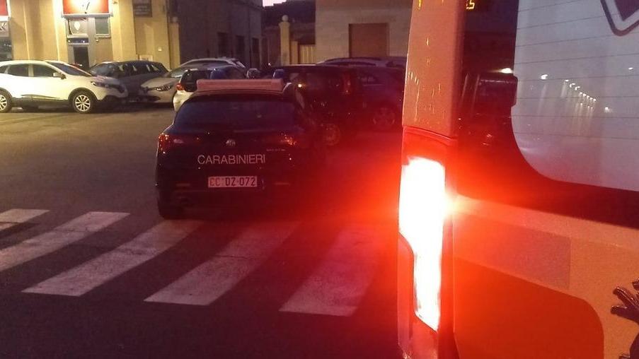 La pattuglia dei carabinieri e l’ambulanza della Svs in largo Bellavista