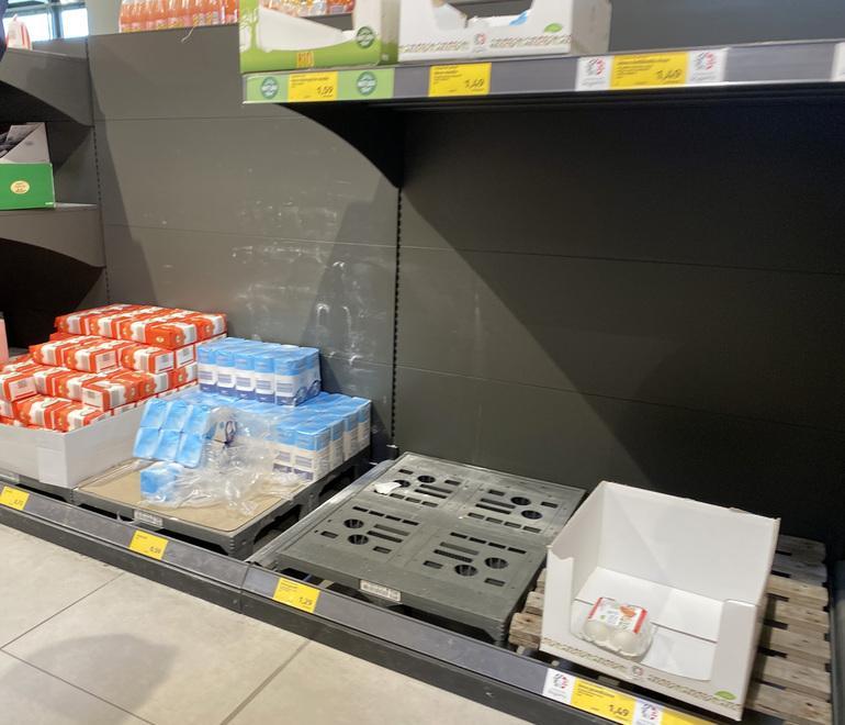 Psicosi da accaparramento, code per entrare da Tosano e incetta di alimentari 