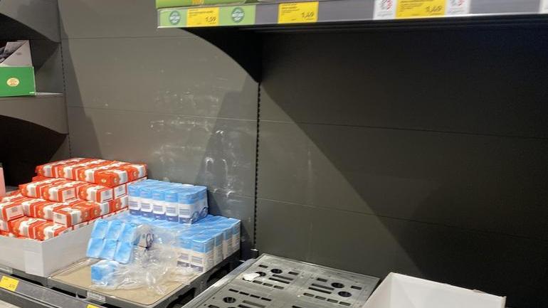Psicosi da accaparramento, code per entrare da Tosano e incetta di alimentari
