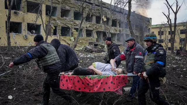 Morta col suo bimbo la donna incinta della foto-simbolo di Mariupol