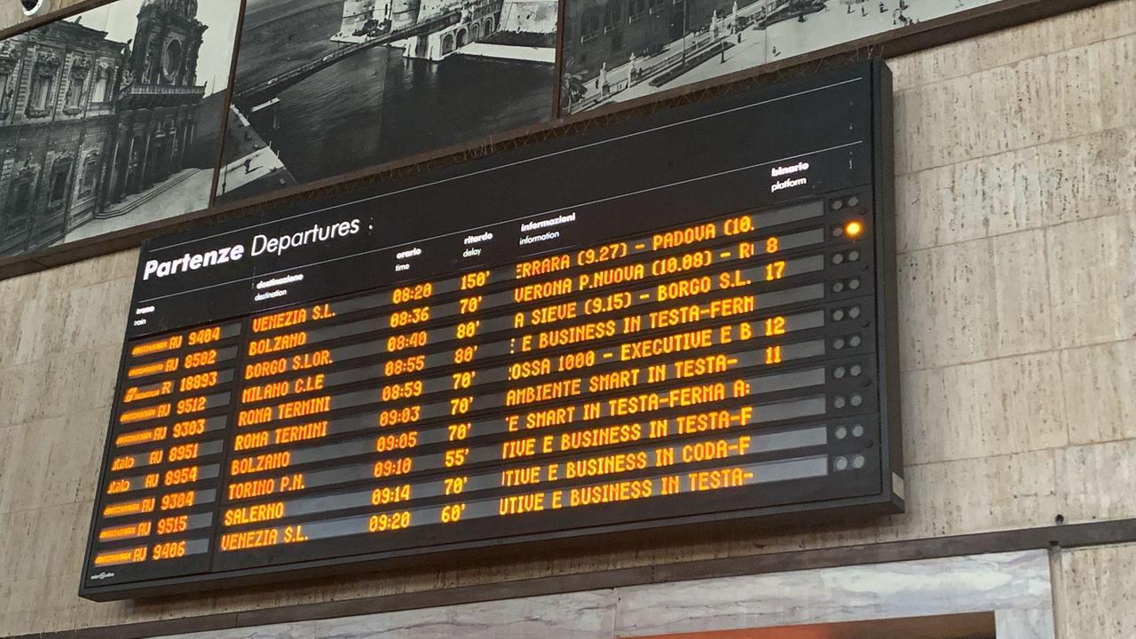 Firenze, muore investito dal treno. Traffico ferroviario in tilt