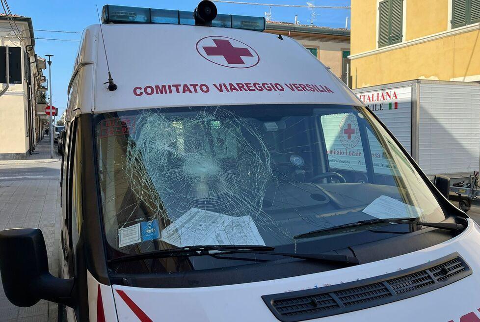 Viareggio, a spasso col cane prende un paletto e distrugge l'ambulanza della Croce Rossa: ecco chi è 