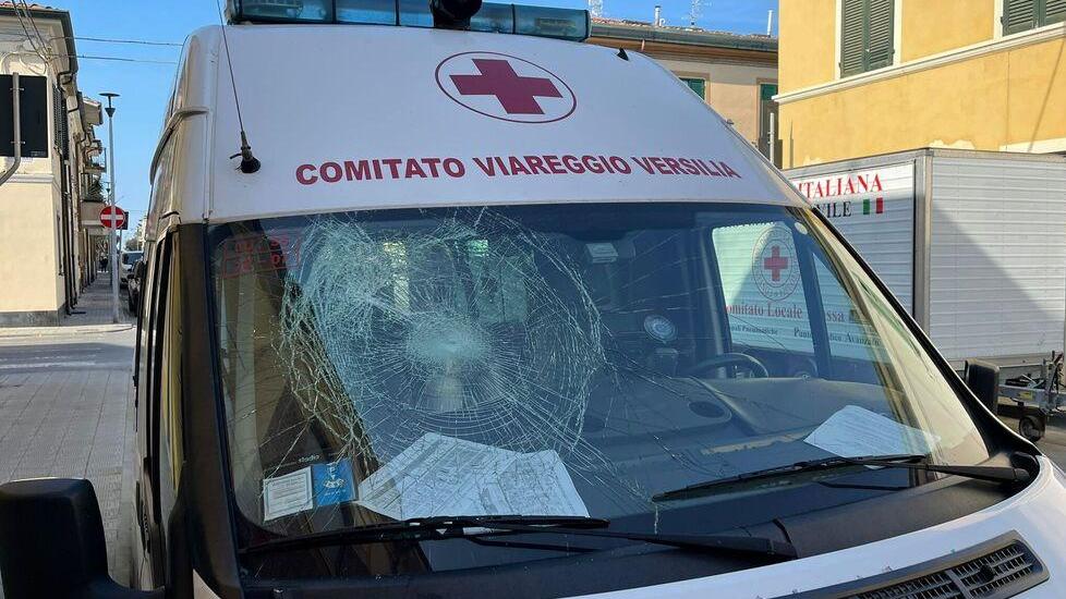 Viareggio, a spasso col cane prende un paletto e distrugge l'ambulanza della Croce Rossa: ecco chi è