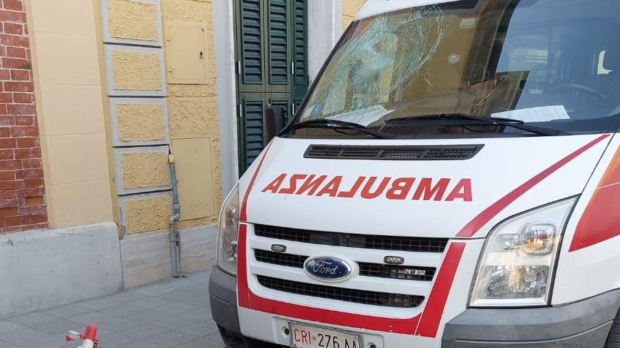 Viareggio, il responsabile dei danni all'ambulanza incastrato dai video: «Il mezzo è ancora fuori servizio»