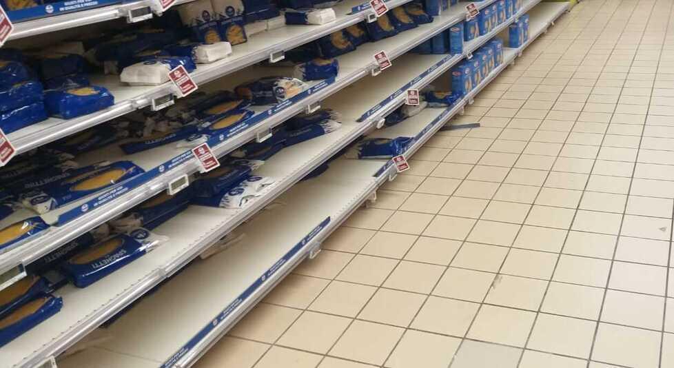 Scaffali vuoti di un supermercato