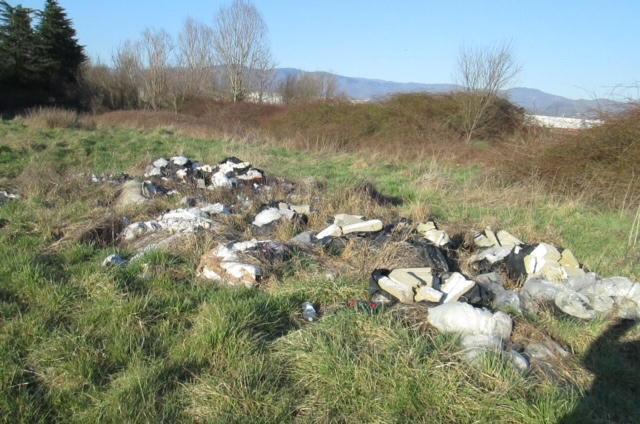 Uno dei più grossi cumuli di rifiuti fotografati da Legambiente nell’area del campo di volo