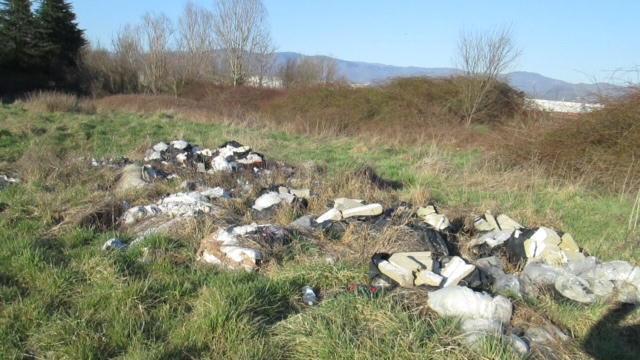 Uno dei più grossi cumuli di rifiuti fotografati da Legambiente nell’area del campo di volo