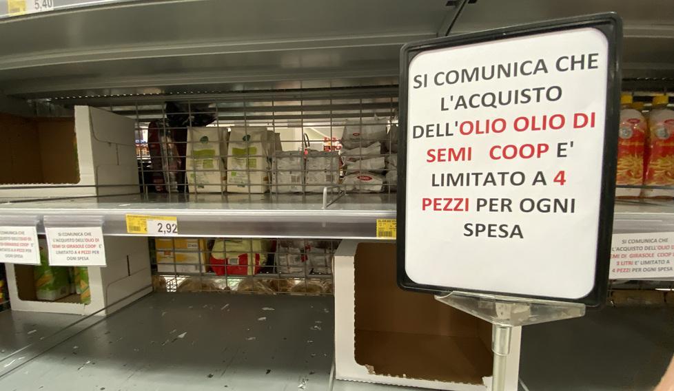 Uno degli avvisi comparsi nei supermercati Coop per limitare l’accaparramento di olio di semi