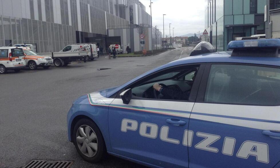 Una volante della polizia davanti al pronto soccorso del Santo Stefano (ARCHIVIO)