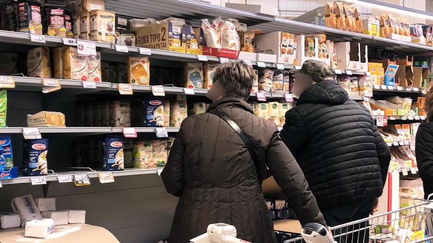 Gli scaffali della farina al Centro Coop di Santa Maria (FOTO AUTOVINO/SESTIN)