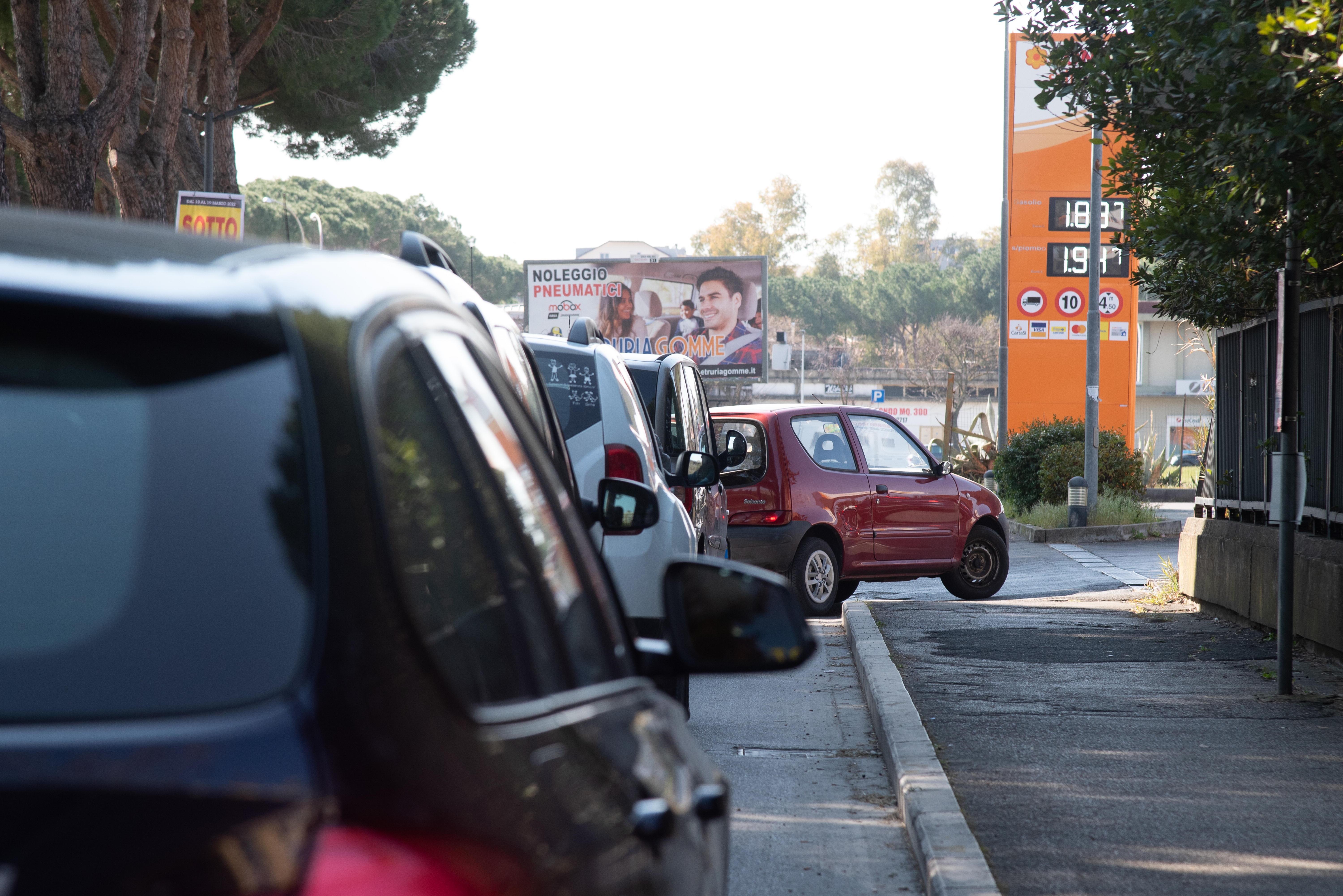 La coda al distributore (FOTO BF)