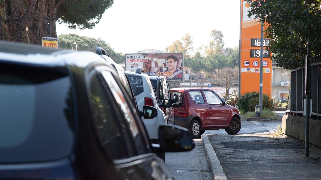 La coda al distributore (FOTO BF)