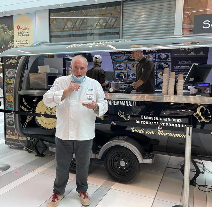 Roberto Delli davanti al suo “food truck” appena inaugurato