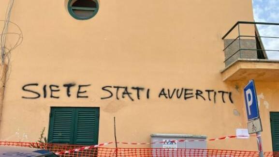 Le scritte minacciose sulla “Casa del Pescatore”