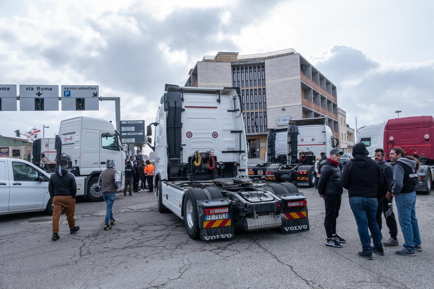 Il  blocco all'ingresso dello scalo merci del porto di Cagliari (foto mario rosas)
