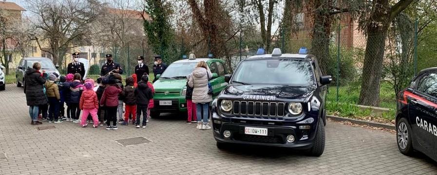 Scandiano, i "lupetti" della scuola San Giuseppe in vista dai carabinieri