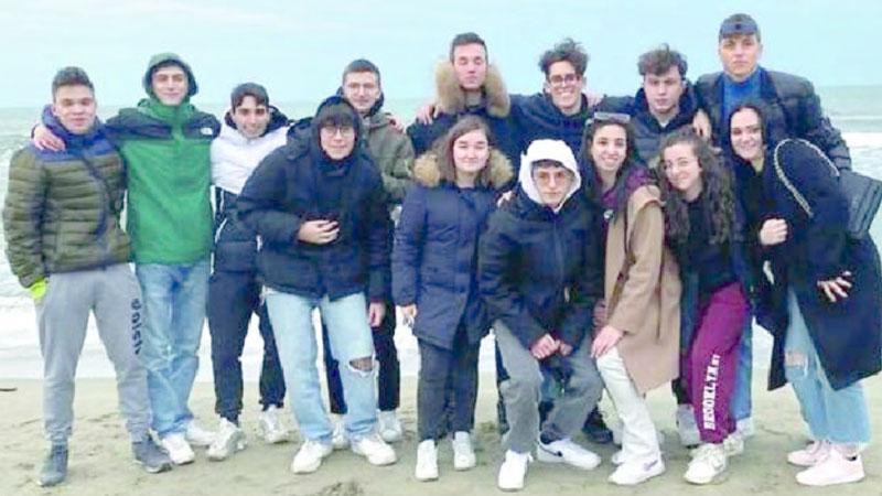 La classe 5Als del Gramsci Keynes in Versilia per il rito scaramantico del “100” da far cancellare alle onde