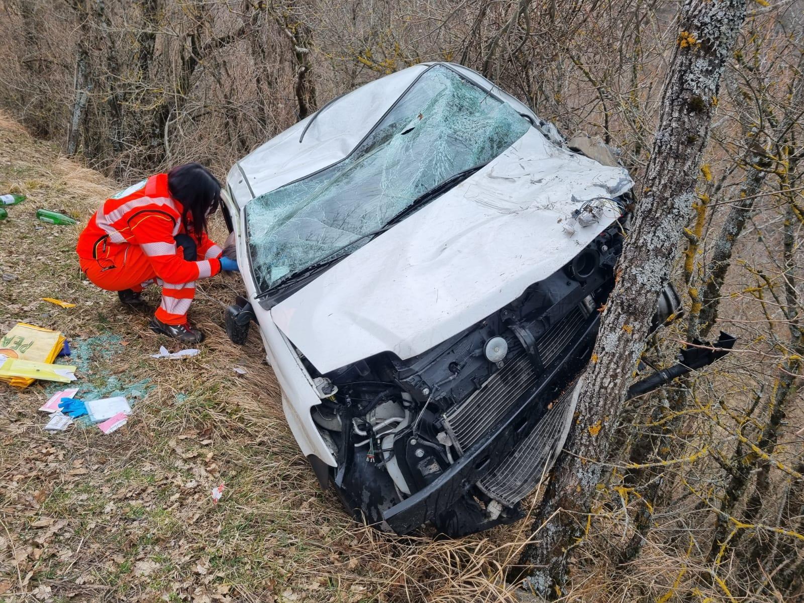 Ventasso, schianto tra auto e autocarro a Ramiseto: grave una donna di 73 anni