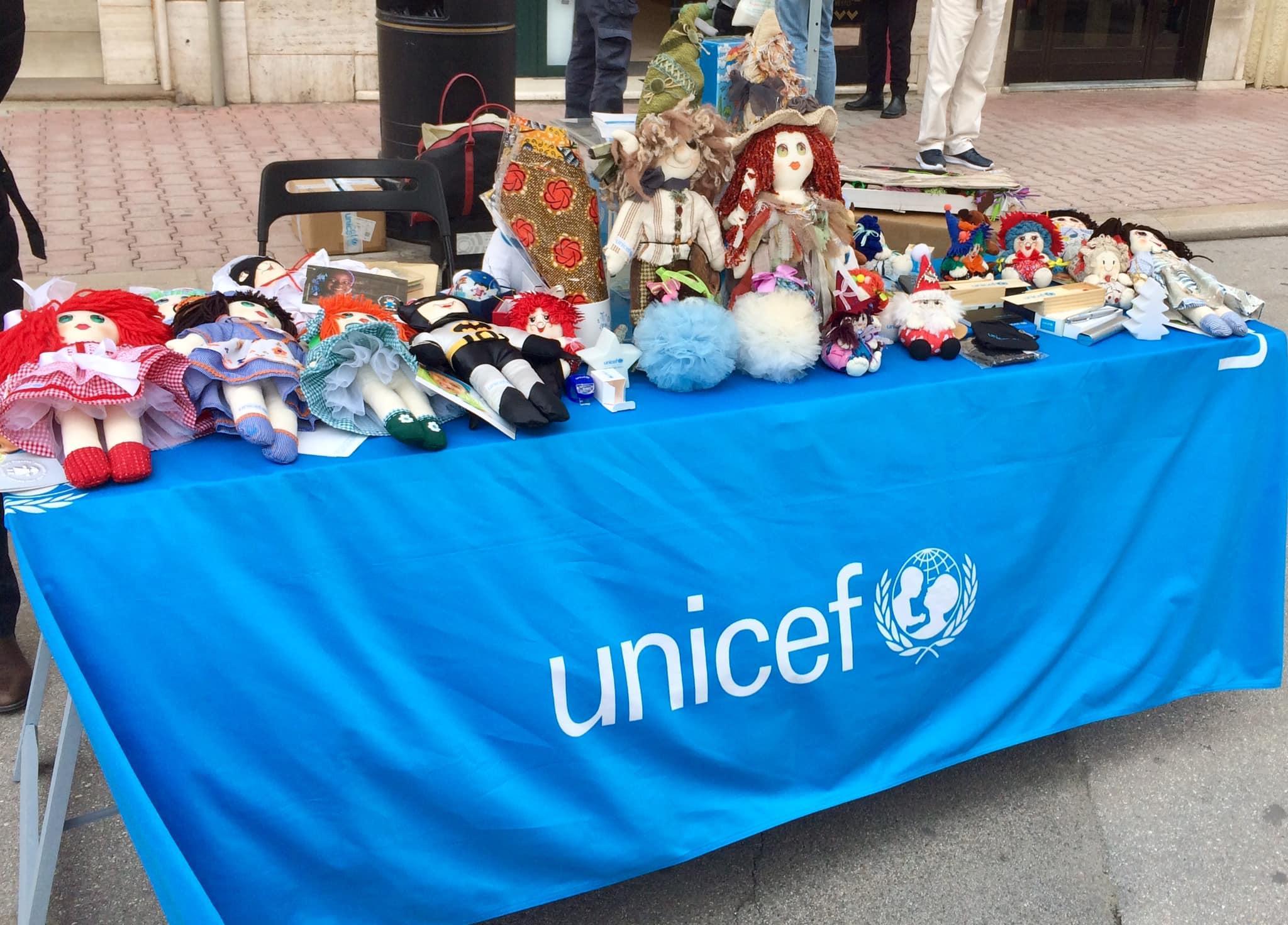 Una bancarella dell'Unicef