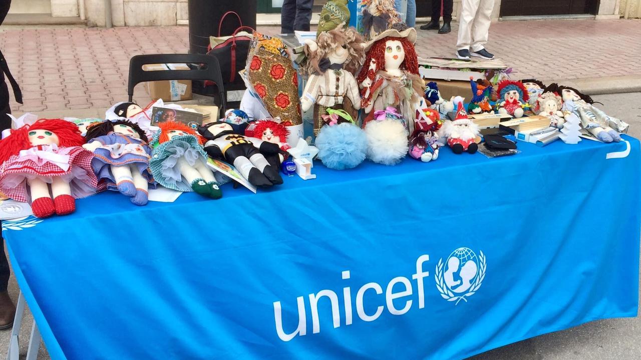 Una bancarella dell'Unicef