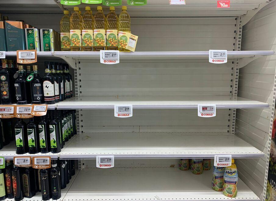 Prodotti razionati nei supermercati e gli scaffali sono presi d’assalto: la situazione in Toscana 