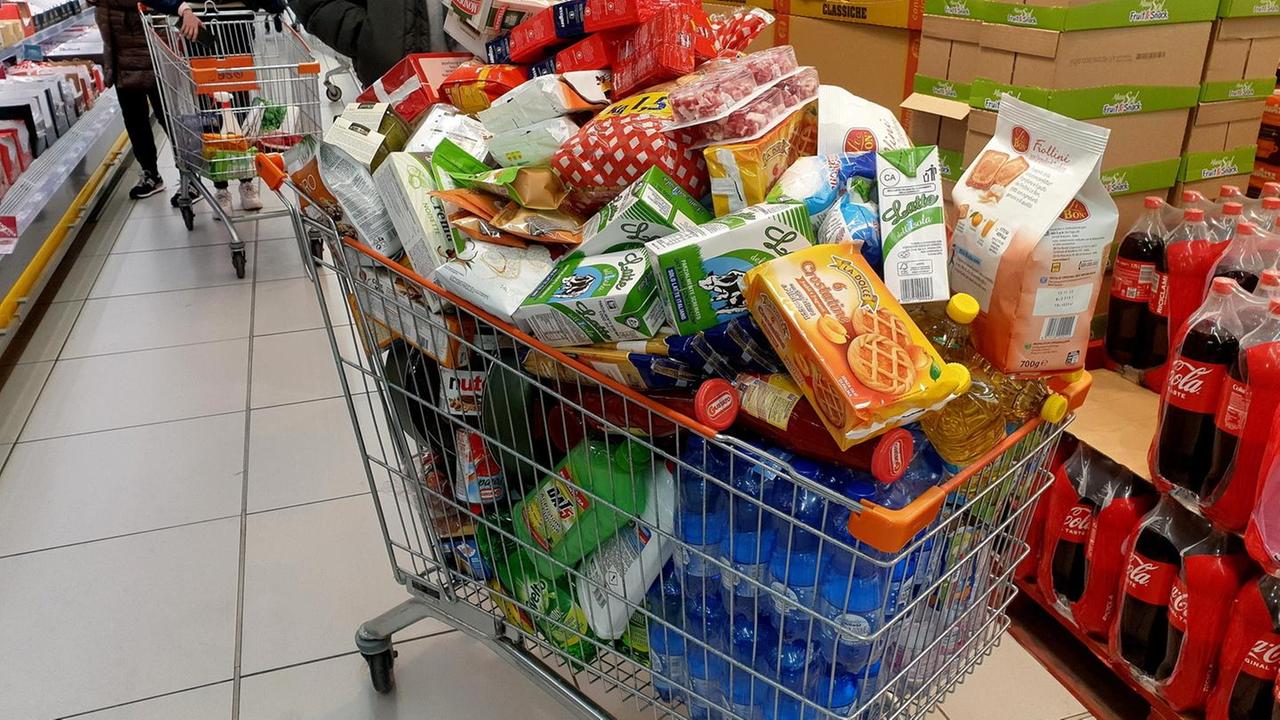 Supermercati ancora sotto assalto: caccia a pasta e farina