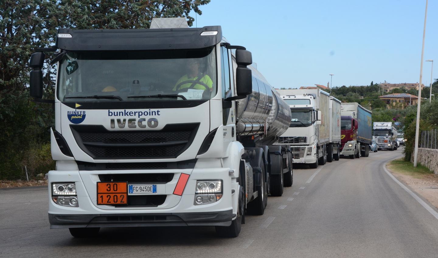Camion fermi, primo giorno di presidio 