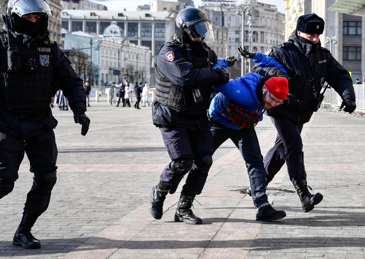 Pacifisti in piazza: altri 800 arresti 