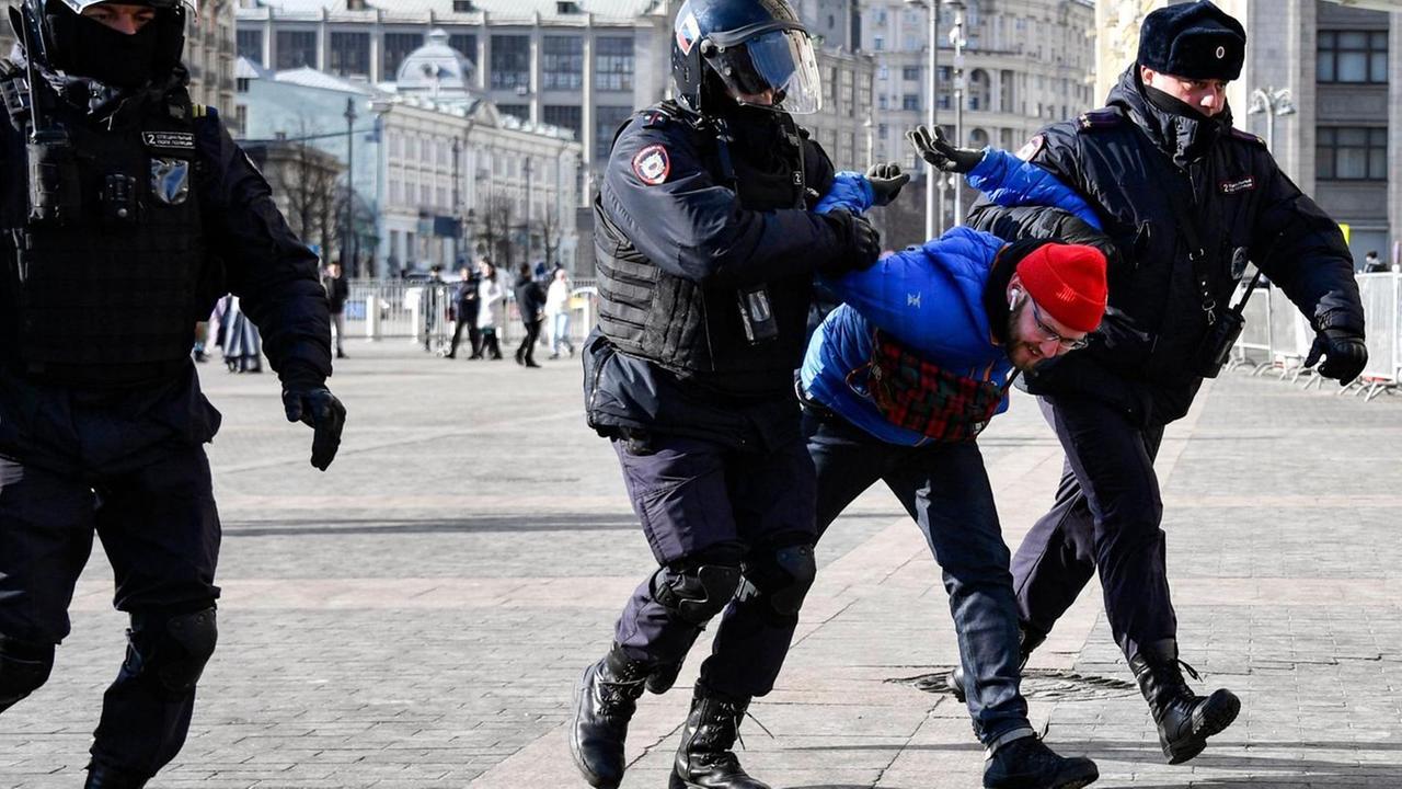 Pacifisti in piazza: altri 800 arresti