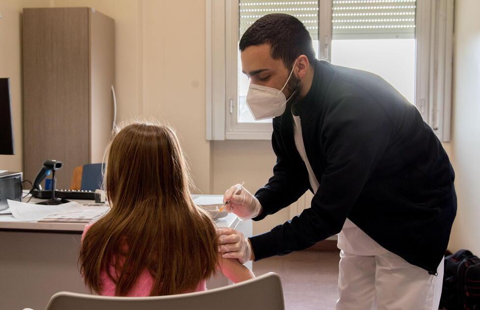 Ferrara, sì alla vaccinazione anti Covid anche se papà è no-vax 
