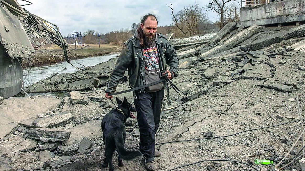 «Partiamo per salvare i cani dalle bombe»: il viaggio di due amici livornesi a Sighetu