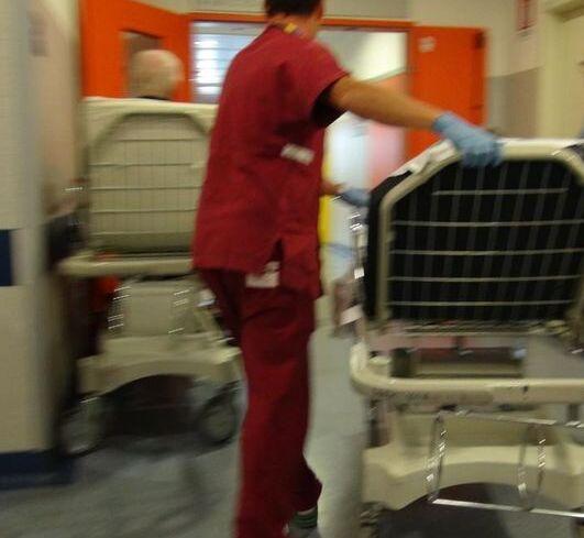 Cisanello, pazienti parcheggiati per ore sulle barelle: cosa succede e come si può intervenire 