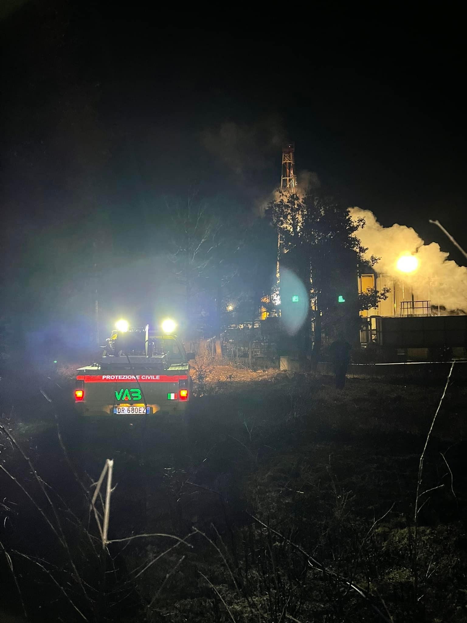 Fiamme nella notte vicino alla centrale Enel