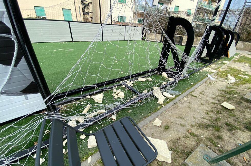 Urla, devastazione e auto in sosta sfregiate. A Pontedera la furia dei vandali mentre la città dorme 