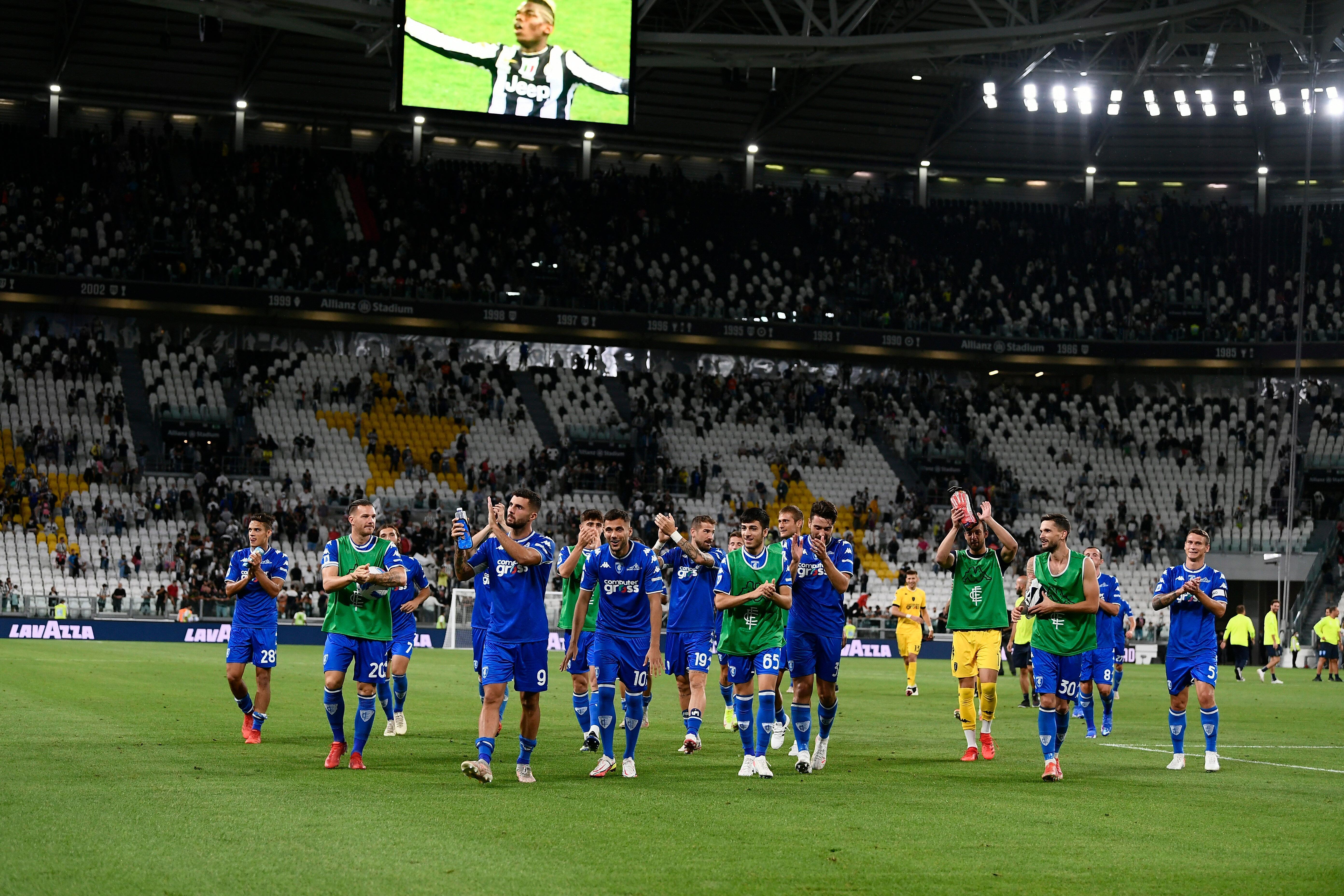 I giocatori dell'Empoli salutano il pubblico a fine gara