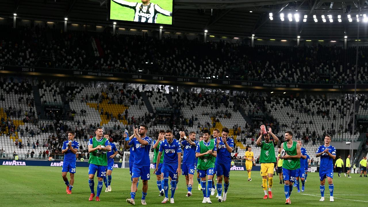 I giocatori dell'Empoli salutano il pubblico a fine gara