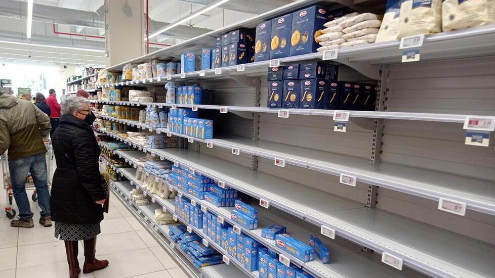 Piombino, assalto ai supermercati per olio e pasta e l’acquisto di alcuni prodotti è limitato