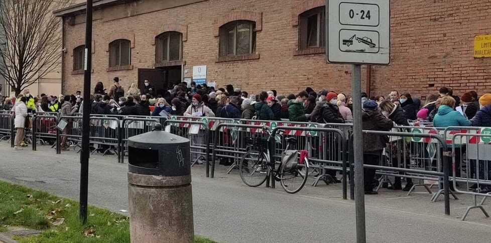 Decine di profughi ospitati da parenti, lunghe code per registrarsi in questura 