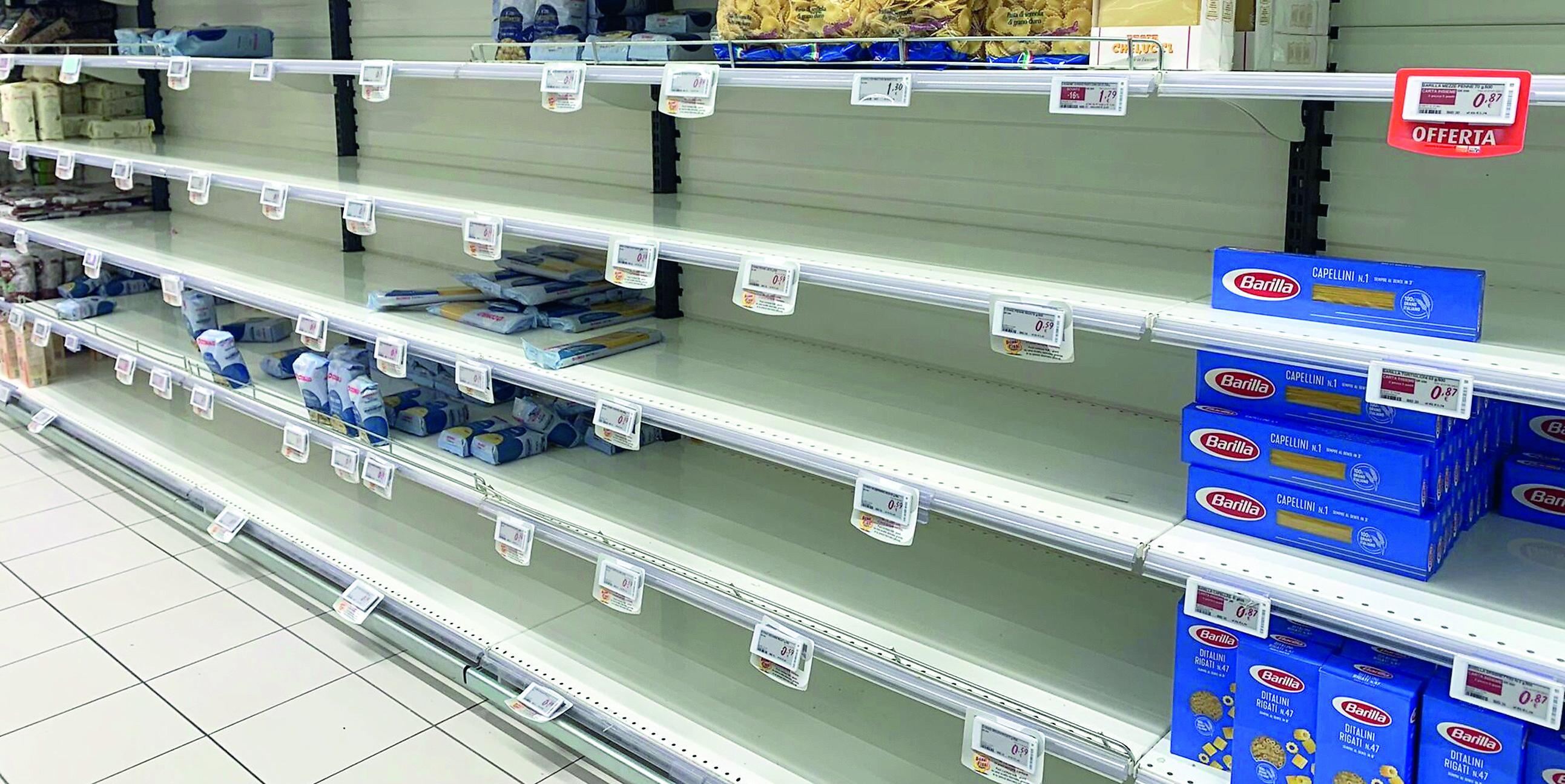 Nei supermercati della Versilia carrelli della spesa stracolmi di cibo: «Non c’è motivo» 