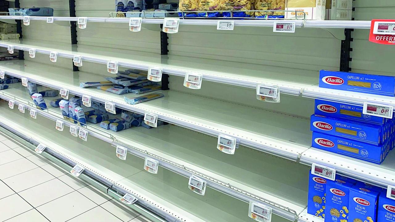 Nei supermercati della Versilia carrelli della spesa stracolmi di cibo: «Non c’è motivo»