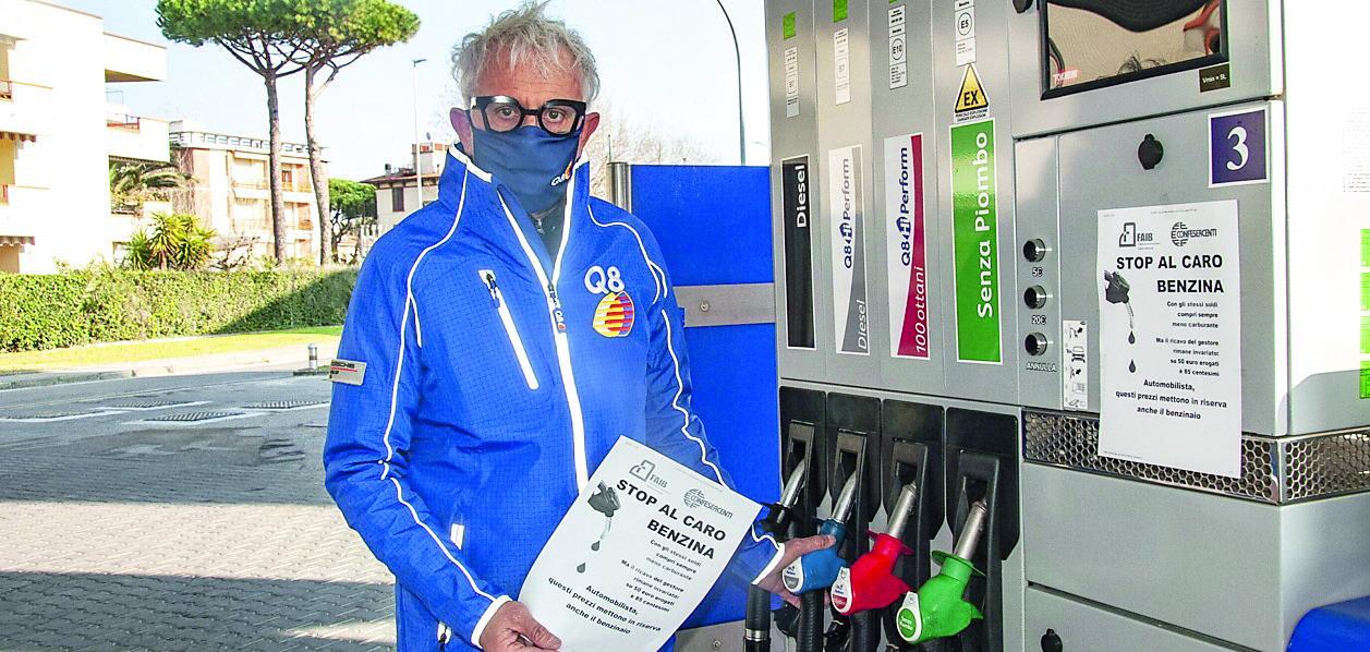 Versilia, benzinai allo stremo. Calano le vendite del 40% ma esplode l’Iva. «C’è chi pensa di chiudere» 