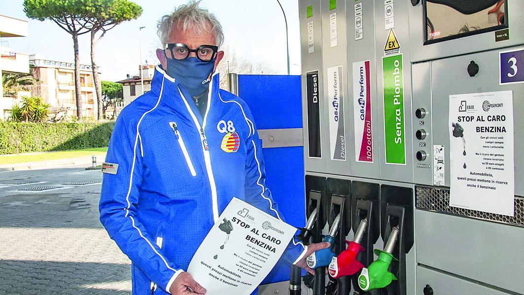 Versilia, benzinai allo stremo. Calano le vendite del 40% ma esplode l’Iva. «C’è chi pensa di chiudere»